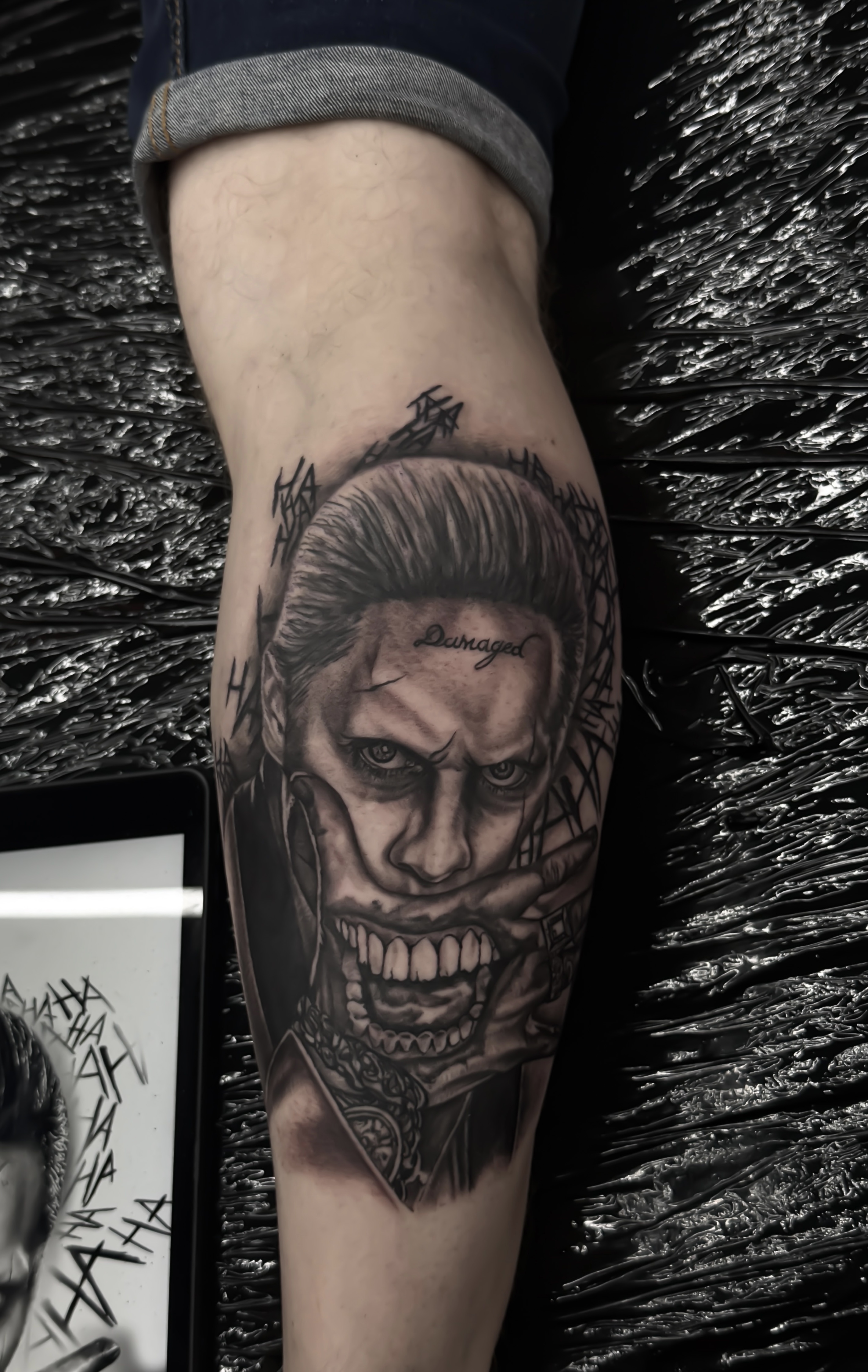 Portret Joker în stil black & grey pe antebraț