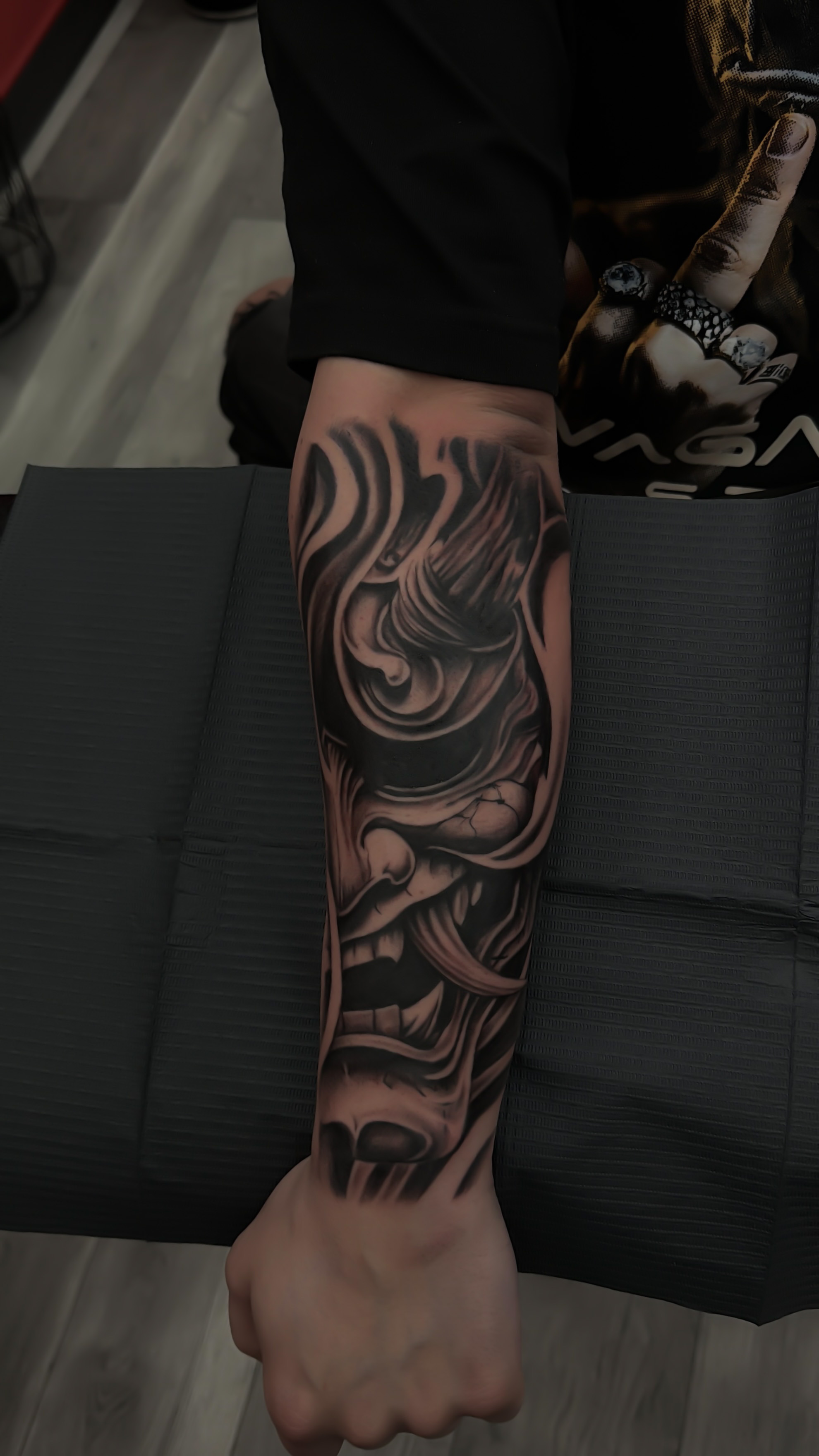 Tatuaj black & grey cu mască japoneză pe antebraț