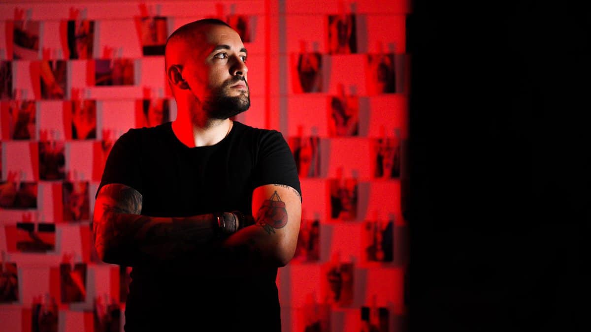Cristi Nitu în studioul RED TATTOO, în lumină roșie