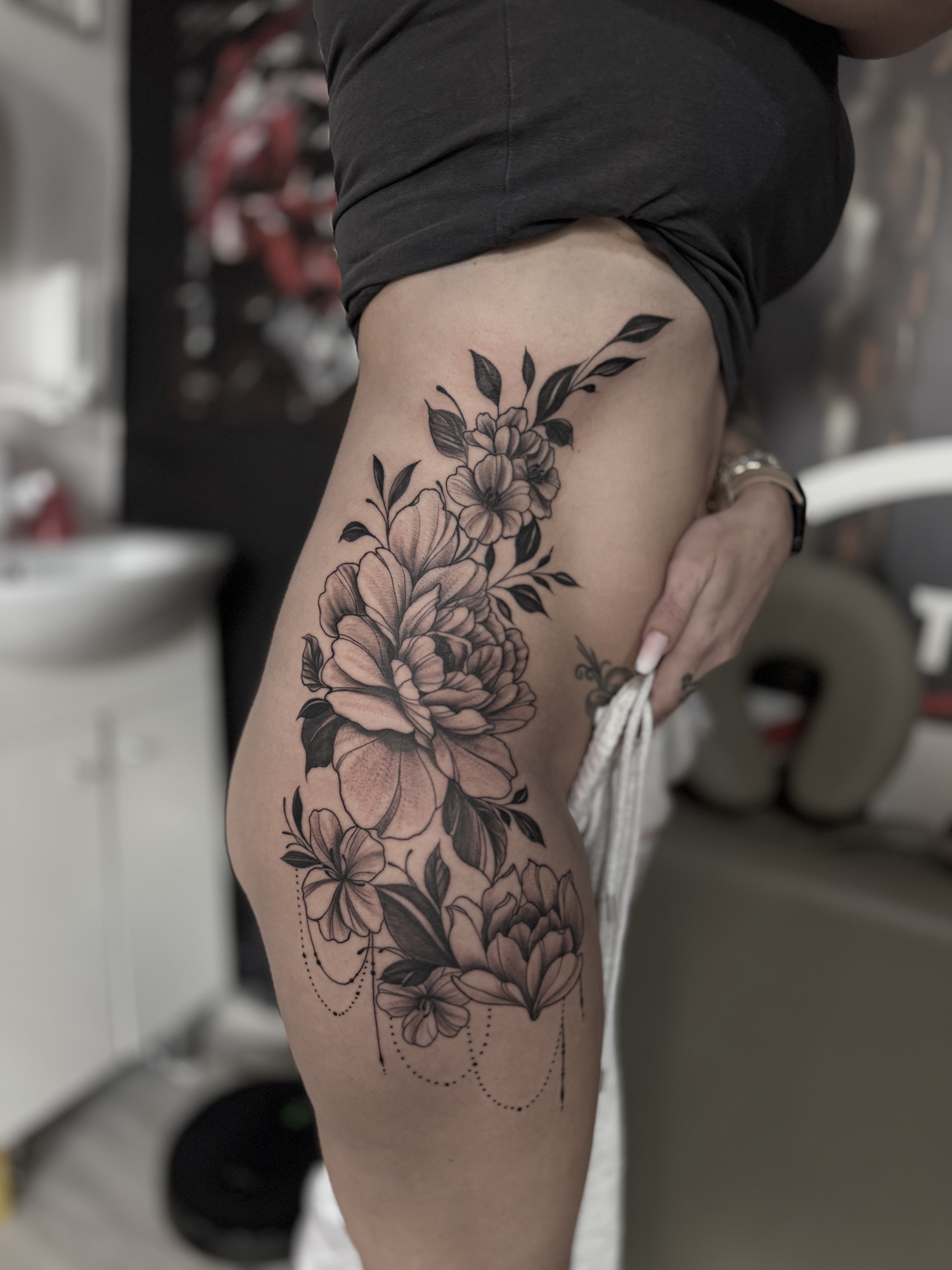 Tatuaj floral cu linii fine pe coapsă